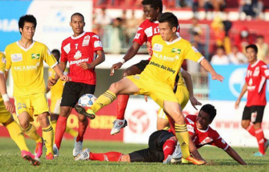 Video: Cầu thủ HV An Giang bị gãy chân trong trận đấu với SLNA